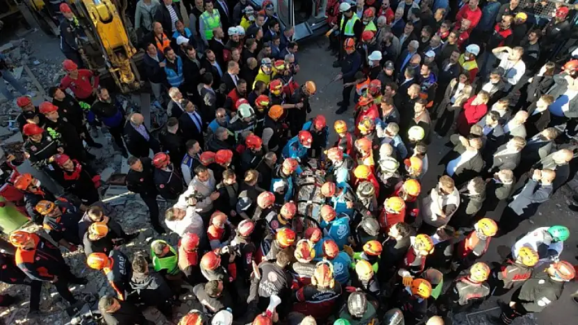 Çöken binadan, bir kişi sağ çıkarıldı