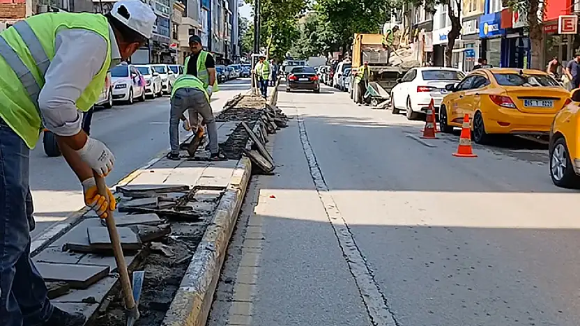 Cumhuriyet Caddesi'nde orta refüjlerde çalışma sürüyor