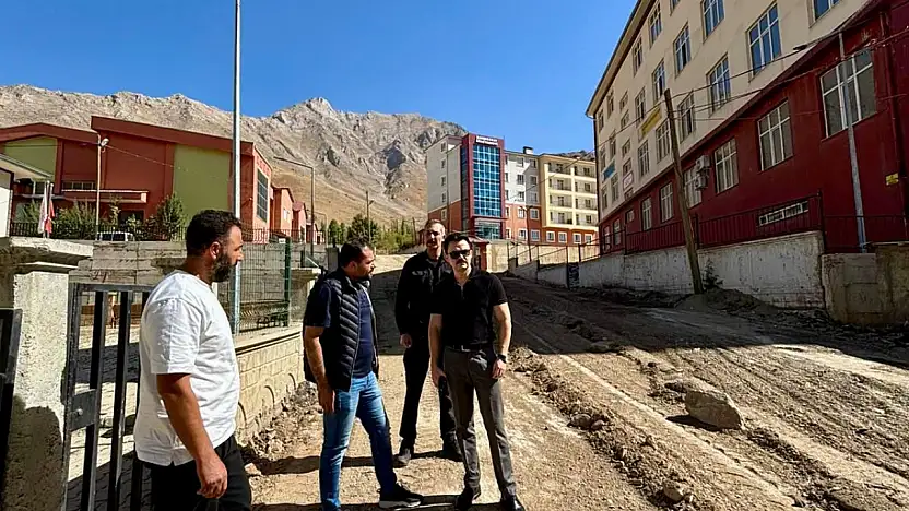 Cumhuriyet Sokak'ta asfalt çalışmaları sürüyor