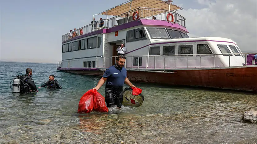 Dalgıçlar, Van Gölü'ndeki atıkları temizledi