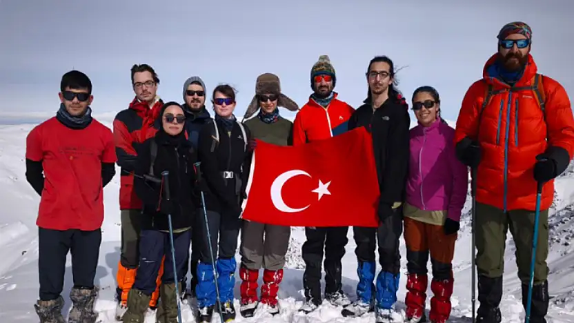 Deprem şehitleri için zirvede anma: Erek Dağı'na anlamlı tırmanış