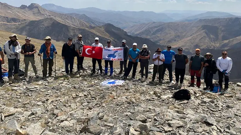 Doğaseverler, Gevaş-Bahçesaray arasında 20 kilometrelik tarihi kervan yolunda yürüdü