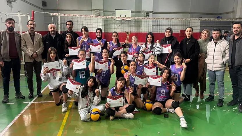 Edremit Belediyesi Midi Kız Voleybol Takımı şampiyon oldu