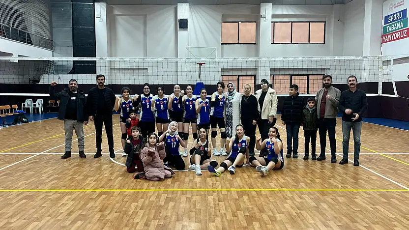 Edremit Belediyesi voleybol takımı namağlup şampiyon oldu