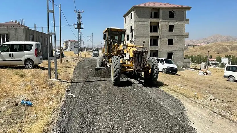 Edremit Belediyesi yol çalışmalarını sürdürüyor