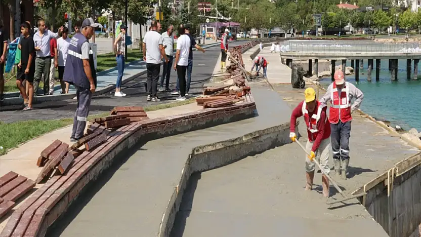 Edremit Kent Meydanı'nda yenileme çalışmaları sürüyor