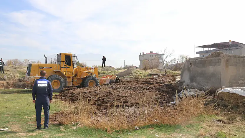 Edremit'te çevreyi kirleten yapılar tek tek yıkılıyor