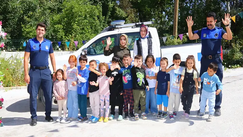 Edremit'te kreş öğrencilerine mesleki tanıtım etkinliği