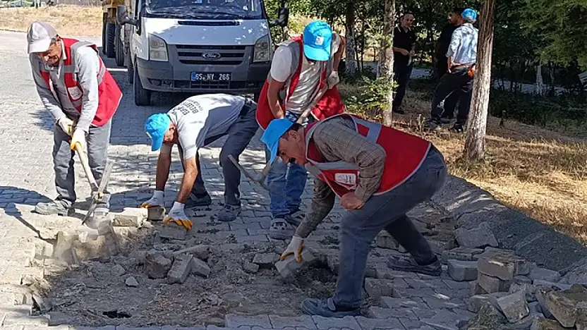 Edremit'te yol çalışmaları sürüyor