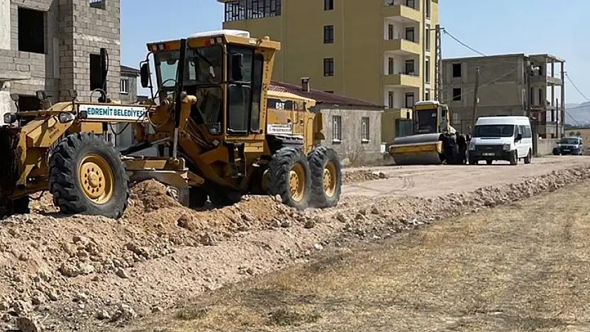 Edremit'te yol yapım ve iyileştirme çalışmaları devam ediyor