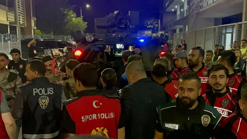 Elazığ'da hakem ve futbolcular zırhlı araçlarla stattan ayrıldı