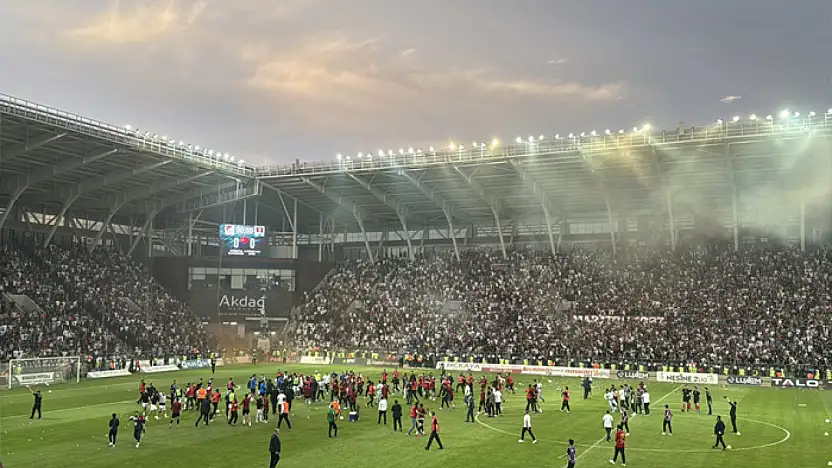 Elazığspor'lu taraftarlar yarı final rövanş maçında sahaya kan bulaştırdı