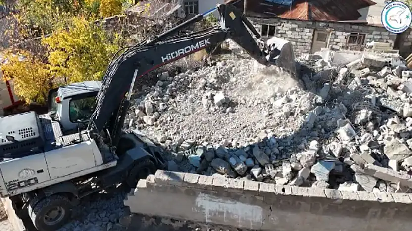 Erciş Belediyesi, metruk binaları yıkıyor