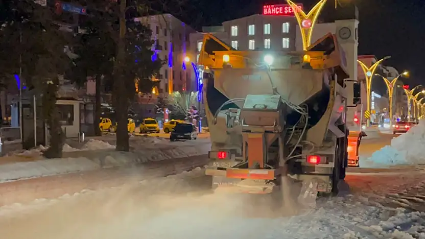 Erciş Belediyesi'nden buzlanmaya karşı yoğun tuzlama mesaisi