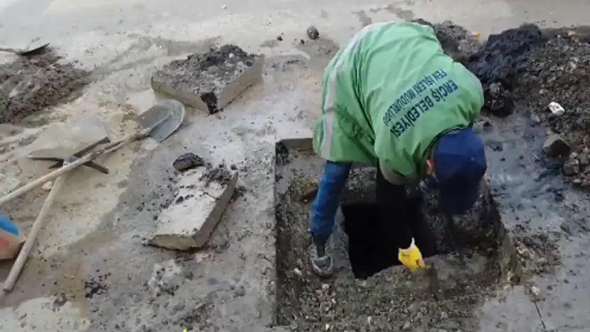 Erciş Belediyesi'nden mazgal ve yağmur suyu ızgaralarına bakım çalışması