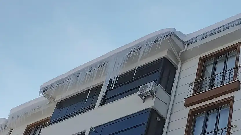 Erciş'te buz sarkıtları tehlike saçıyor