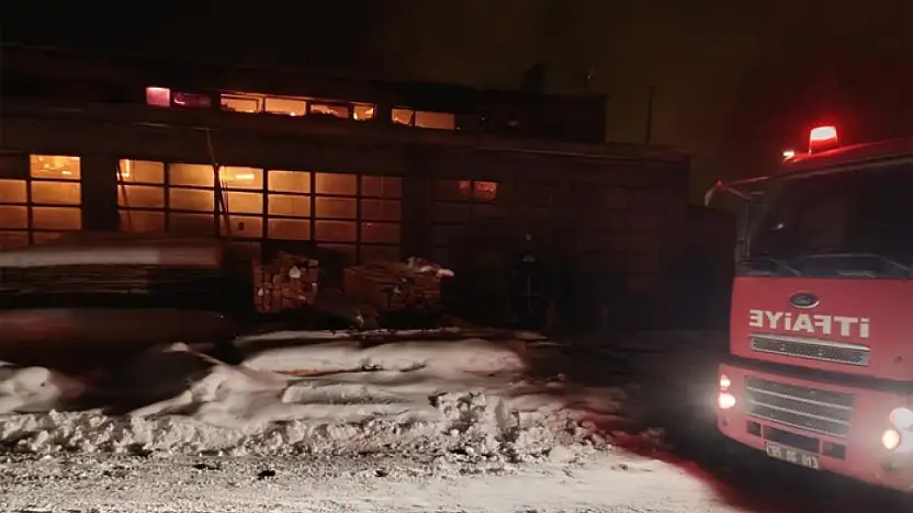 Erciş'te iş yeri yangını