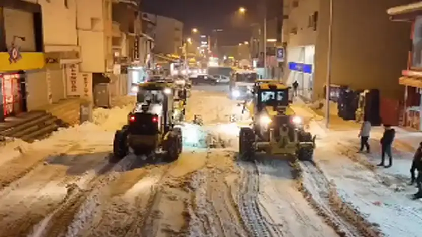 Erciş'te kar temizleme çalışmaları sürüyor