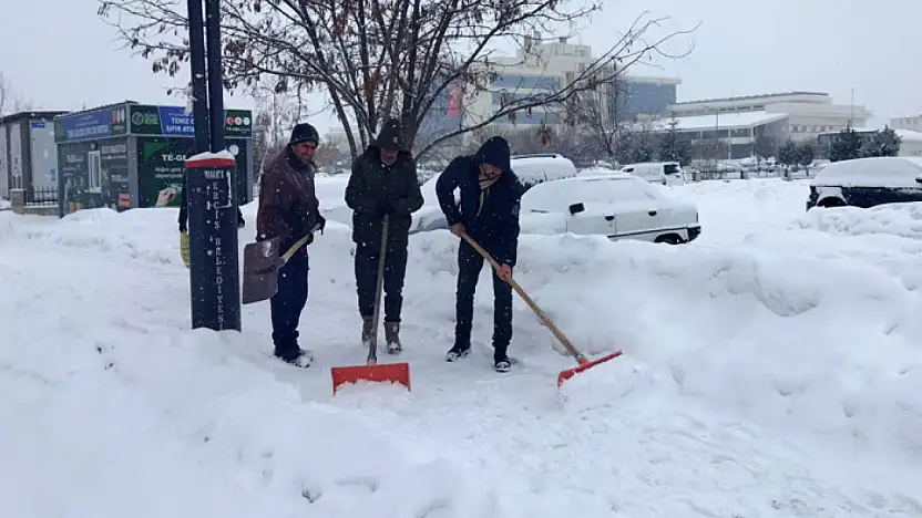 Erciş'te karla mücadele çalışması sürüyor