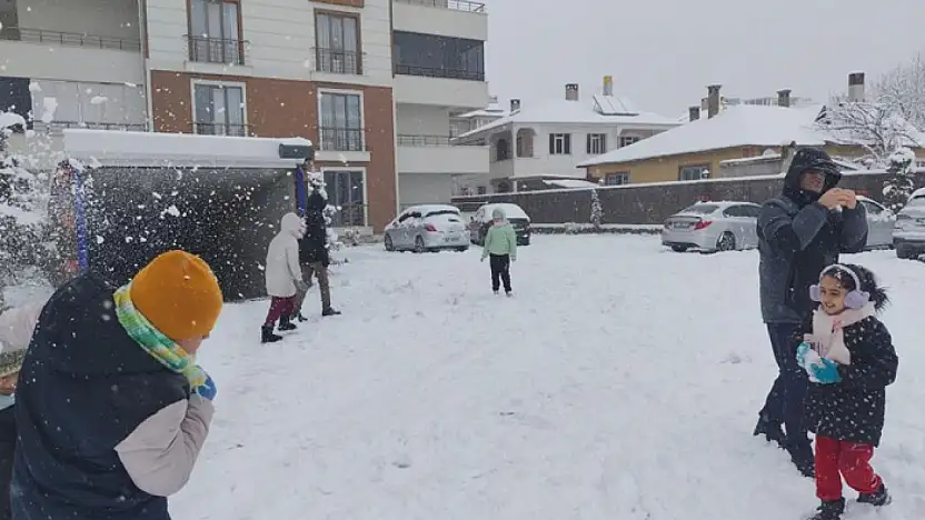 Erciş'te vatandaşların kar sevinci