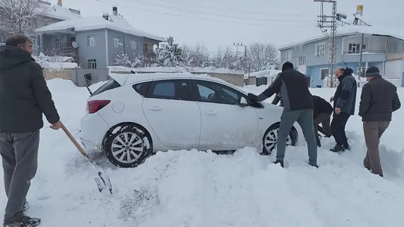 Erciş'te yoğun kar yağışı hayatı felç etti