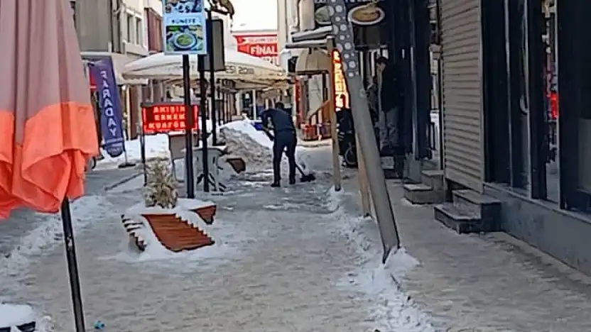 Esnaflar kaldırımlardaki buzları kendi imkânlarıyla temizliyor