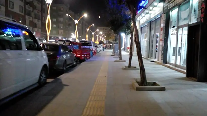 Esnaflardan Milli Egemenlik Caddesi için çöp kutusu talebi