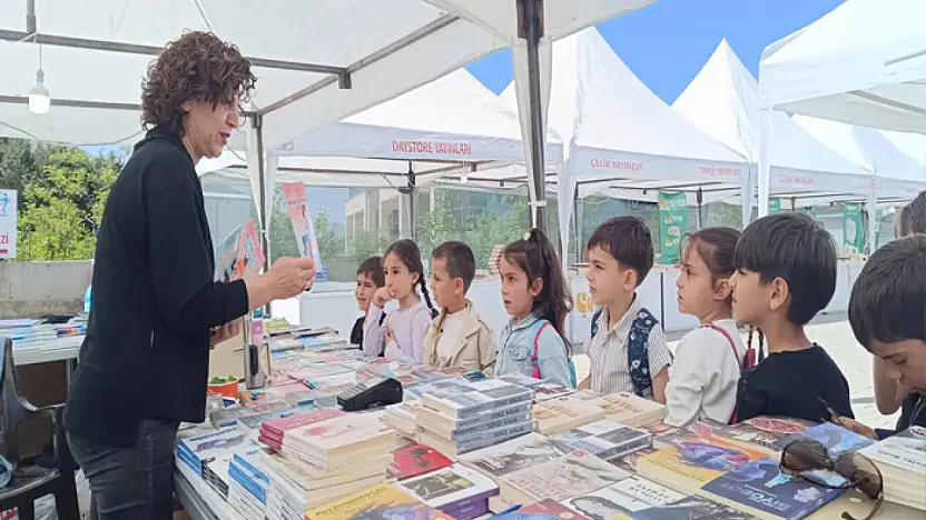 Gazetemiz Yazarı Leyla Mihrinaz Engin, Hakkari ve Bitlis Kitap Fuarında okurlarıyla buluştu