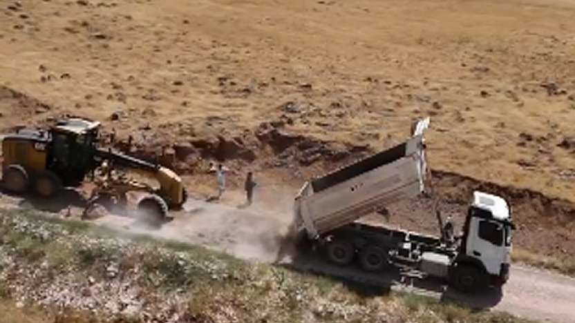 Gümüşoluk Mahallesi'nde yol bakım ve onarım çalışmaları devam ediyor