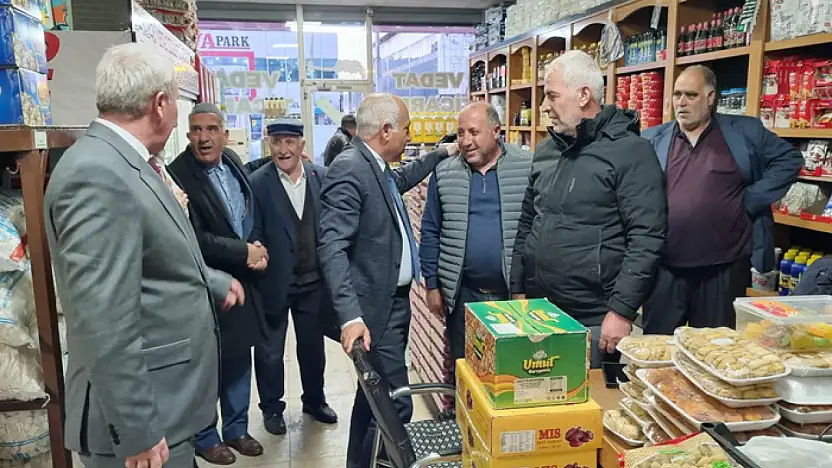 Güngöralp, Çaldıran'da esnafları ziyaret ederek sorunları dinledi