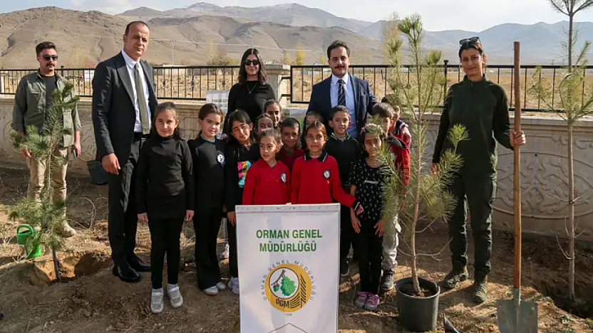 Gürpınar'da fidanlar toprakla buluştu