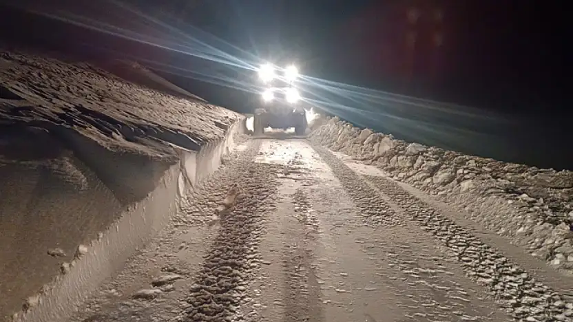 Gürpınar'da karla mücadele çalışması