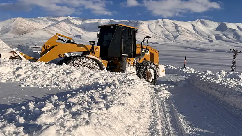 Gürpınar'da karla mücadele çalışmaları sürüyor