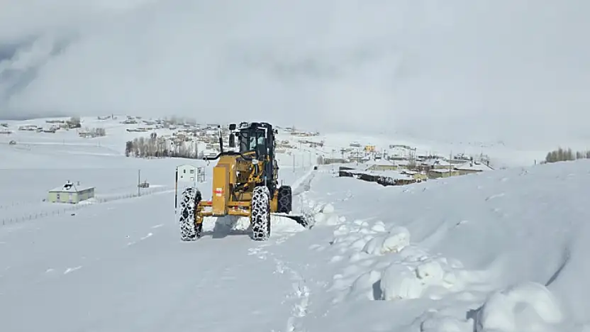 Gürpınar'da karla mücadele çalışmaları sürüyor
