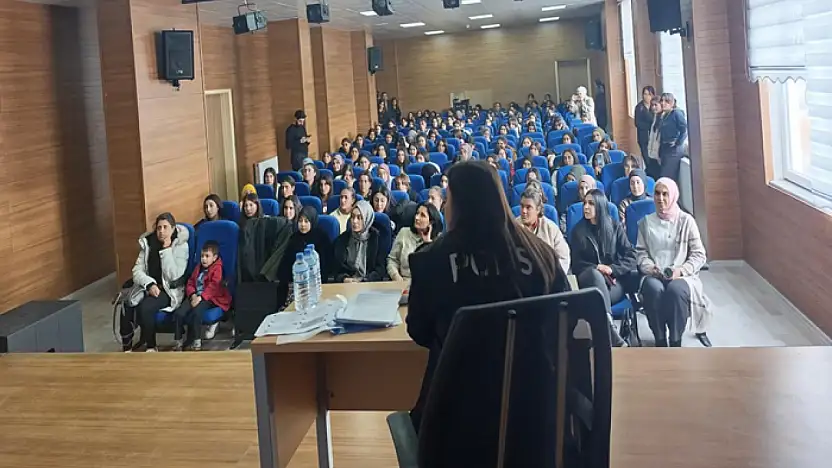 Gürpınar'da öğretmen ve öğrencilere KADES eğitimi verildi