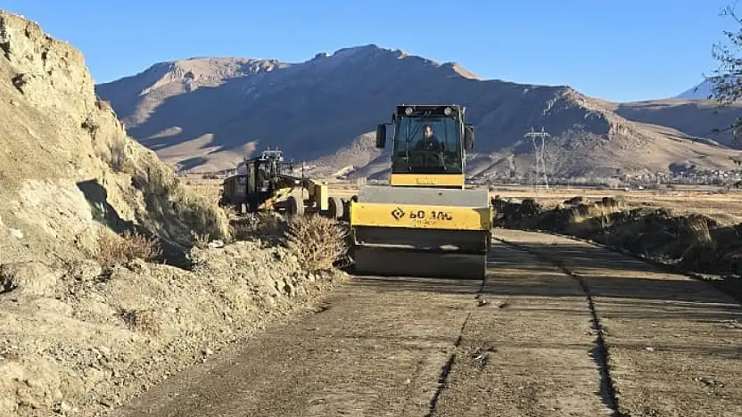 Gürpınar'da yol çalışmaları sürüyor