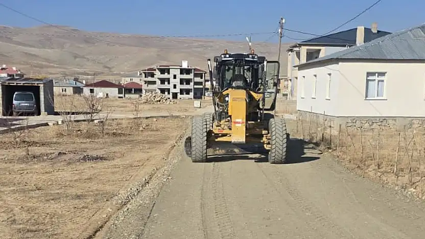 Gürpınar'da yol çalışmaları sürüyor