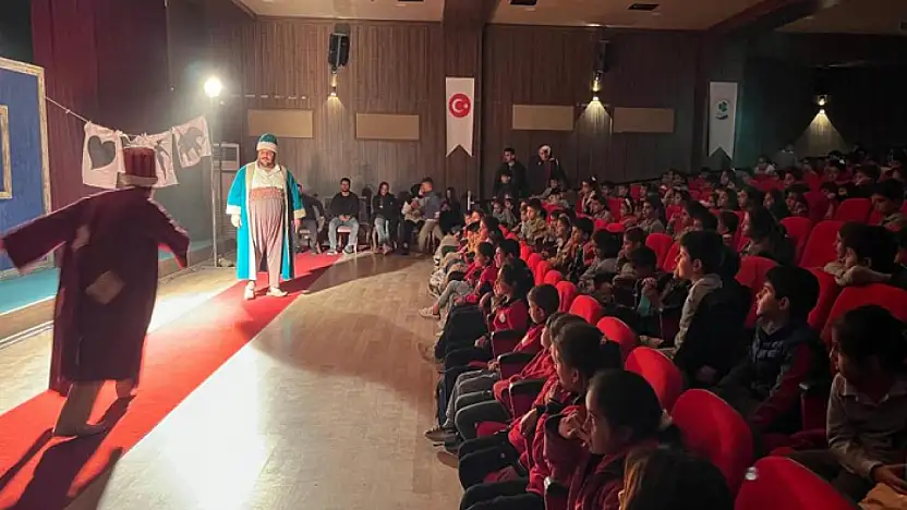 Gürpınarlı çocuklar ilk defa tiyatroyla buluştu