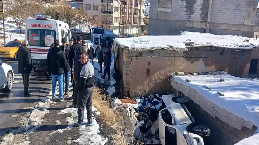 VEDAŞ personelini taşıyan kamyonet şarampole yuvarlandı