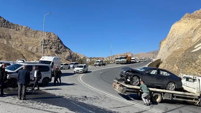 Hakkari-Van karayolunda trafik kazası: 3 yaralı