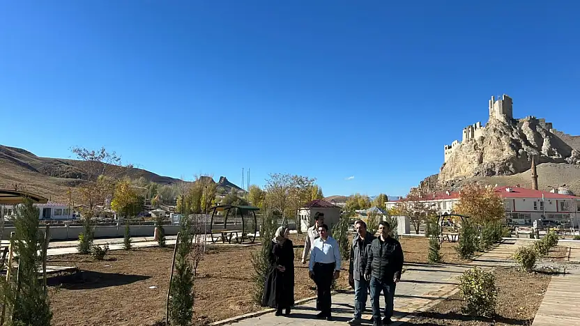Hoşap'da park yenileme çalışmalarını sürdürüyor