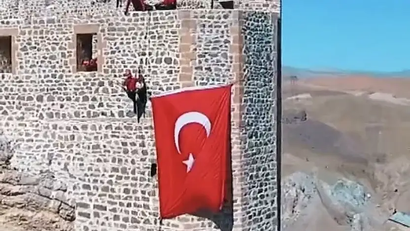 Hoşap Kalesi'nde bayrak yeniden asıldı