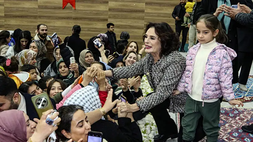 Hülya Koçyiğit Van'da sevenleriyle buluştu