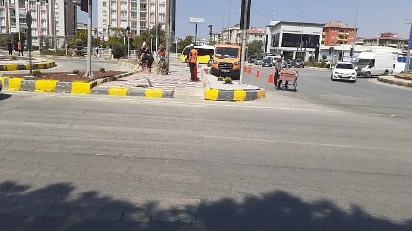 İpekyolu Caddesi Kale Kavşağı'nda tretuvar boyama çalışması