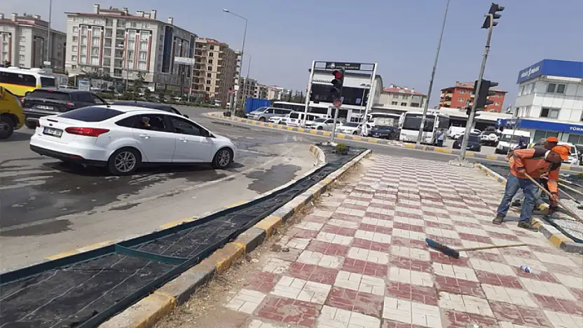İpekyolu kavşağında yeni düzenleme: Orta refüj yenileniyor