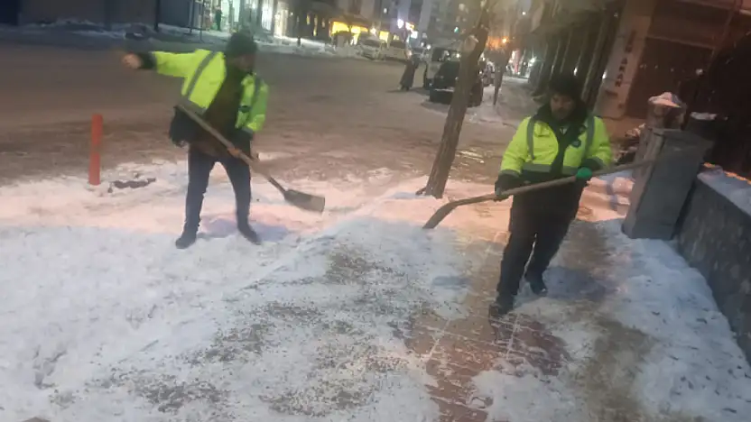İpekyolu'nda kar temizleme çalışmaları sürüyor