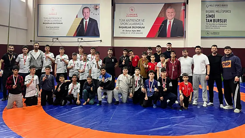 İpekyolu'nun genç güreşçileri Van'da madalyaları topladı