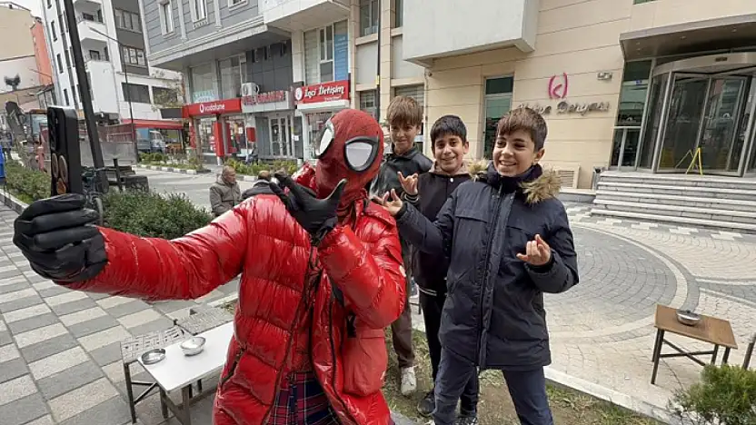 İzmirli Spiderman'den Van Gölü'ne dikkat çeken dalış