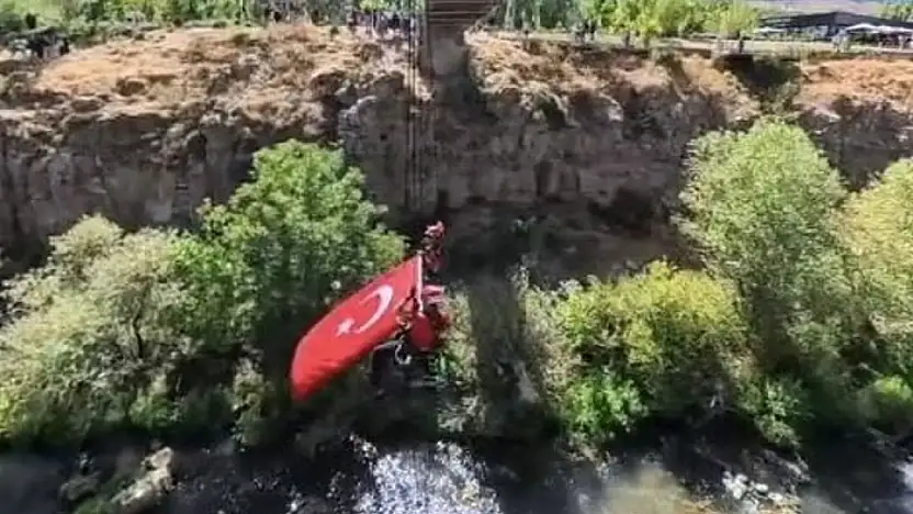JAK timinden Muradiye Şelalesi'nde bayraklı kutlama