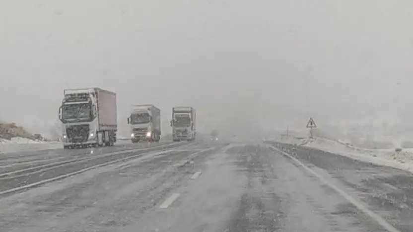Kar yağışı Van-Bitlis yolunda etkili oluyor